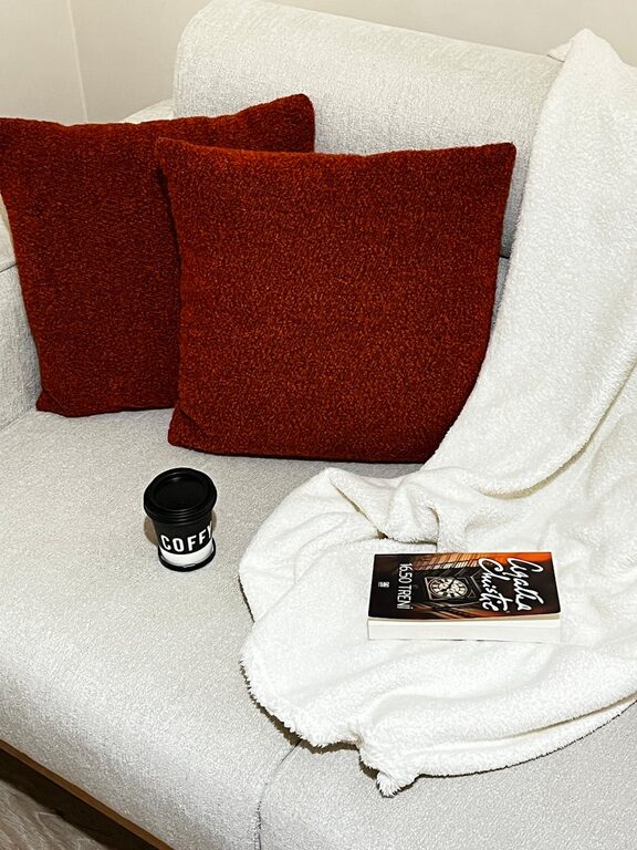 How to Create a Cosy and Inviting Living Room Space at Home